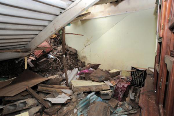 عائلة من 8 أفراد تنجو من الموت اثر انهيار مسكنها بباب الوادي