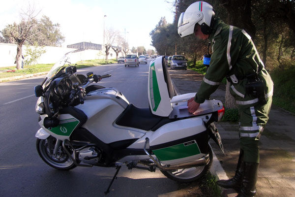 مواطنون يحتجون على 