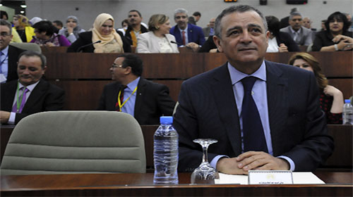 Deux accords signés pour la construction de cimenteries