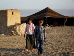 فيما سارعت بلدية ڤمار بالوادي للتكفل بـ 30 طفلا من البدو الرحل               نساء ورجال حفاة عراة  يتخبّطون في الصحراء بلا هوية