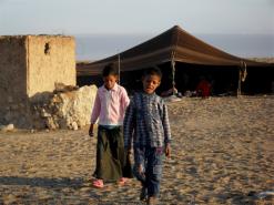 فيما سارعت بلدية ڤمار بالوادي للتكفل بـ 30 طفلا من البدو الرحل               نساء ورجال حفاة عراة  يتخبّطون في الصحراء بلا هوية