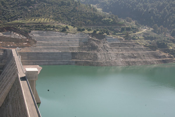 إشاعات حول زلزال قوي وانهيار سد أسردون تخرج العائلات إلى الشارع بالبويرة