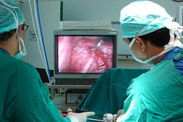 إجراء عملية جراحية لنزع الحجارة من الكلى بالمنظار في الوادي