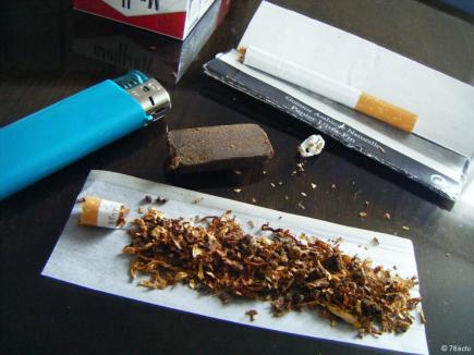 أمن عين الدفلى يوقف مروج مخدرات ويحجز 21 غراما