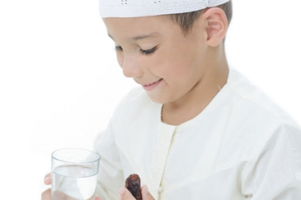 تحديد بلوغ الطفل ووجوب صيامه عن طريق 