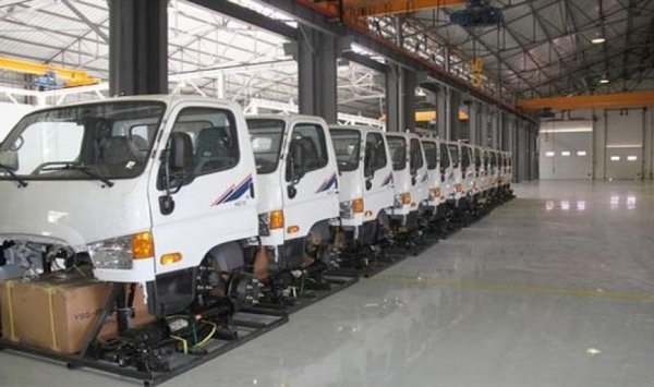 خروج أول شاحنة من مصنع 