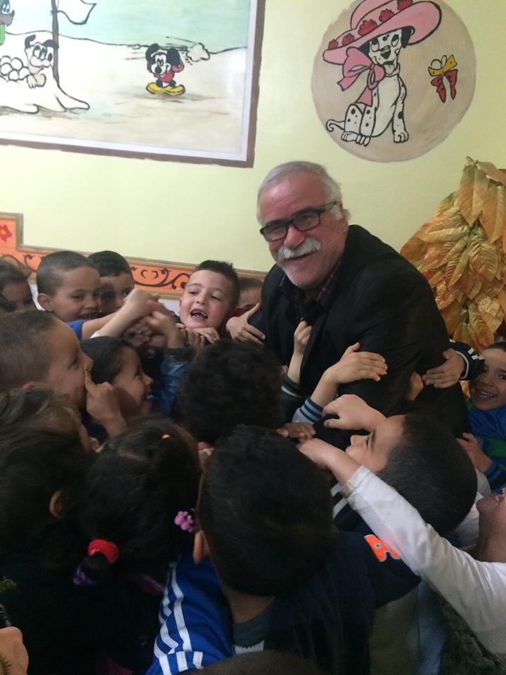 FAITES DE VOS ENFANTS DES ARTISANS D'UNE ALGÉRIE QUI VA DE L'AVANT ET QUI ARRÊTERA DE MARCHER A RECULANT