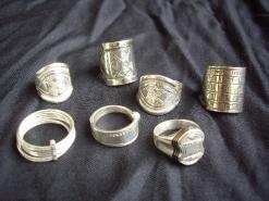 الحرفيون يشتكون من صعوبة التسويق وغلاء المادة الأولية              14 ولاية في الصالون الوطني للحلي بتمنراست