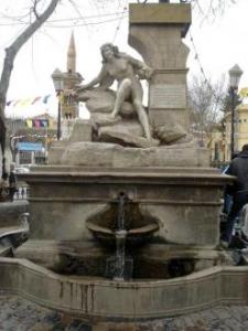 يقصدها عدد كبير من الزوار القادمين إلى مدينة سطيف              عين الفوارة.. معلم تاريخي  أم تمثال امرأة عارية يكسر تقاليد المنطقة