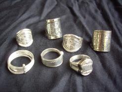 الحرفيون يشتكون من صعوبة التسويق وغلاء المادة الأولية              14 ولاية في الصالون الوطني للحلي بتمنراست