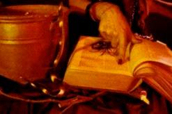 يقرأن تعويذات سحرية تفقد الوعي              نساء مشعوذات يسطون على العائلات بعين بوسيف في المدية