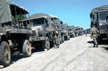 La population accueille les soldats de l'armée en héros