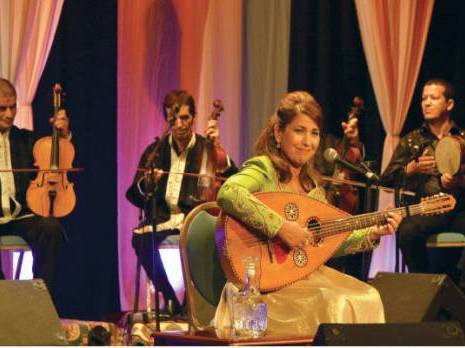 Nassima Chabane évoque le maître de l'andalous en mode fleuri