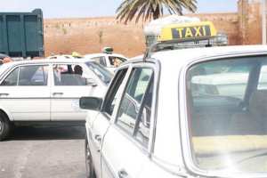 مشادة بين أصحاب سيارات الأجرة والحافلات بسكيكدة
