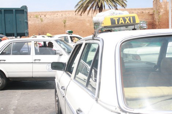 مشادة بين أصحاب سيارات الأجرة والحافلات بسكيكدة