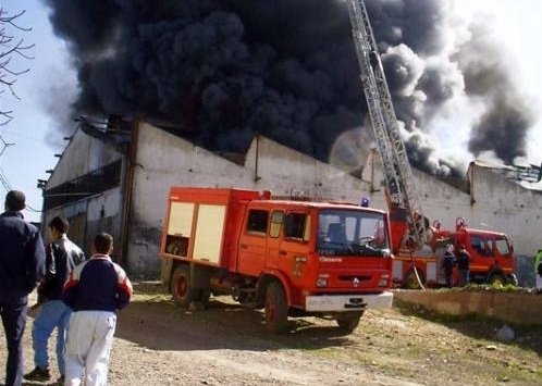 إصابة 11 شخصا في حريق ضخم بمساحة تجارية في البليدة