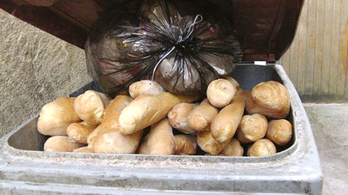 Plus de 6 000 baguettes de pain jetées dans les ordures