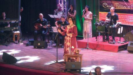 En ch'ur avec la chanteuse Nouara