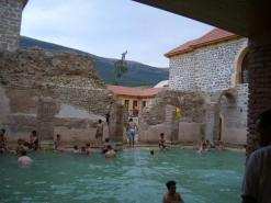 يستقطب عائلات من داخل الوطن وخارجه              حمام كسانة بالبويرة.. علاج وسياحة