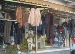 فيما انتعشت تجارة الفحم والحطب              أسواق الملابس الشتوية بأم البواقي.. أجواء باردة وأسعار ملتهبة