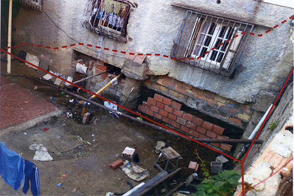 بناية أسفل عمارة تهدد حياة 20 عائلة بباب الوادي