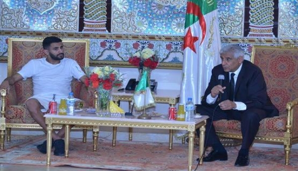 خلال تكريمه بتلمسان..محرز يوكد انه يعمل بجد لتشريف بلاده