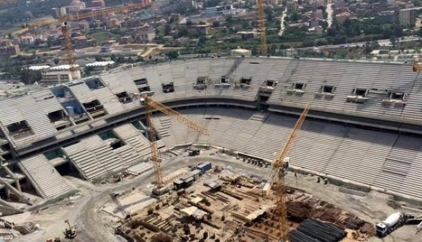 عمال انجاز الملعب الجديد بتيزي وزو في إضراب