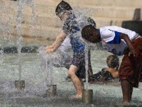 Les enfants se rabattent sur les fontaines publiques à Constantine