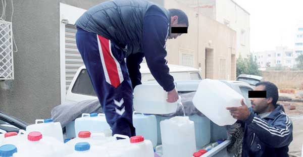 صهاريج بلاستيكية بيضاء مخصصة للسوائل الكيميائية والبترولية تستعمل في بيع