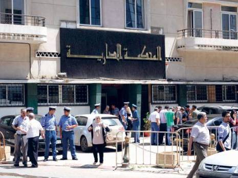 Le tribunal exige une déconstitution «officielle» de la défense