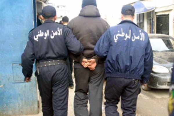 مطلوب يطلق النار على مواطن ويحاول حرقه ب