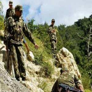 L'armée détruit deux abris pour terroristes à Jijel