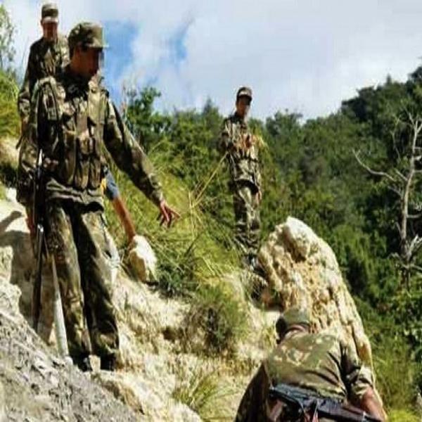 L'armée détruit deux abris pour terroristes à Jijel