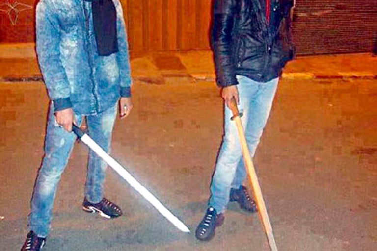 معركة بالسيوف والخناجر في 