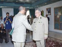 Gaïd Salah préside une cérémonie de remise de grades et de médailles