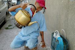 أطفال وشباب يعملون على كسب لقمة العيش بطريقتهم الخاصة              باعة الشاي على الجمر يغزون الشوارع والساحات العمومية في الوادي