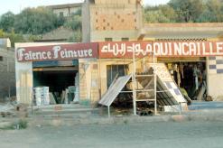 المدينة عنوان شهرة ولاية البليدة في الخزف والرخام والبلاط..              خزرونة.. قبلة الأزواج لاختيار ما يريدونه لمسكن جديد مع شيء من صداع الرأس