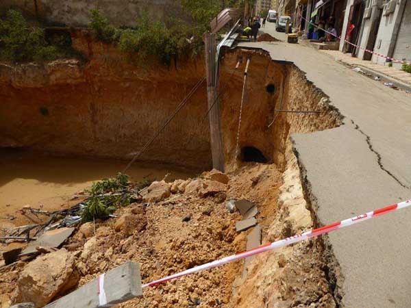 إنزلاق أرضي خطير يخلف حفرة بأربعة أمتار بشارع بن طباق جلول بقلب وهران