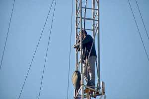 مستفيد من العفو الرئاسي ينتحر بلمس كابل كهرباء في تيارت