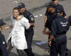 مآزرهم البيضاء تلطخت بالدماء في مسيرة حاشدة الأطباء المقيمون يتعرضون للضرب من قبل قوات مكافحة الشغب بوهران