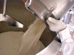 خطر الإفلاس يطاردهم بسبب رفض المجمع استلام الحليب منهم              جامعو الحليب يعتصمون أمام مقر “جيبلي” بسيدي بلعباس