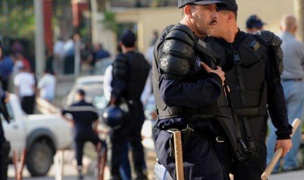 أمن ولاية تبسة يطيح بشبكة تتاجر في إدخال الأسلحة من ليبيا إلى الجزائر