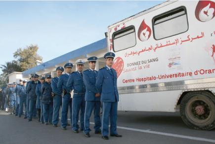 قوات الشرطة بجيجل يتبرعون بدمهم إحياء لليوم العالمي للتبرع