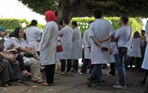 عمال قطاع الصحة يتجمهرون أمام مبنى الولاية بسيدي بلعباس