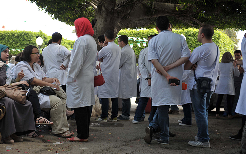 عمال قطاع الصحة يتجمهرون أمام مبنى الولاية بسيدي بلعباس