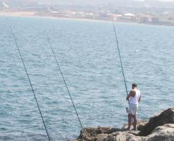 يتخذها بعضهم هواية وآخرون مصدرا للرزق              الصيد بالصنارة يدشن دخوله الموسمي بالطارف