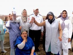 بسبب عدم تلقيهم أجورهم منذ 5 أشهر              40 عاملا يغمرون أجسادهم بالبنزين ويهددون بالانتحار بمستشفى باتنة الجامعي