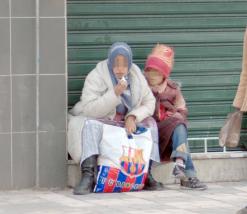 عائلات بأكملها تغزو الشوارع والأسواق  بصورة مخيفة              التسول مهنة من لا مهنة له ببرج بوعريريج