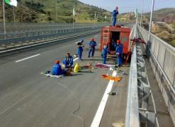 تسجيل 10 وفيات في 6 أشهر وغياب منحة الخطر وقلة الأجور زاد من معاناتهم              مجلس الأشغال العمومية يطالب غول بحماية أكثـر لعمال الطرق السريعة بالعاصمة