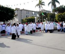 اجتماع تلمسان نهاية الأسبوع سيفصل في الإضراب ومقترحات وزارة الصحة              الأطباء المقيمون.. “تنصيب لجنة العقلاء إجراء شكلي ونتائجه كانت مدروسة مسبقا”